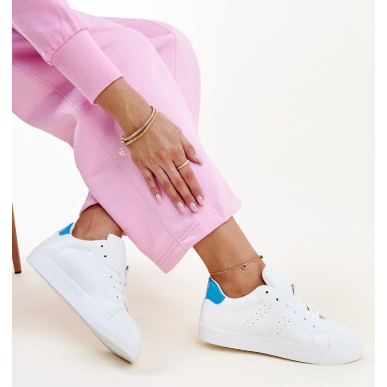 Biało-niebieskie sneakersy Akila białe 1