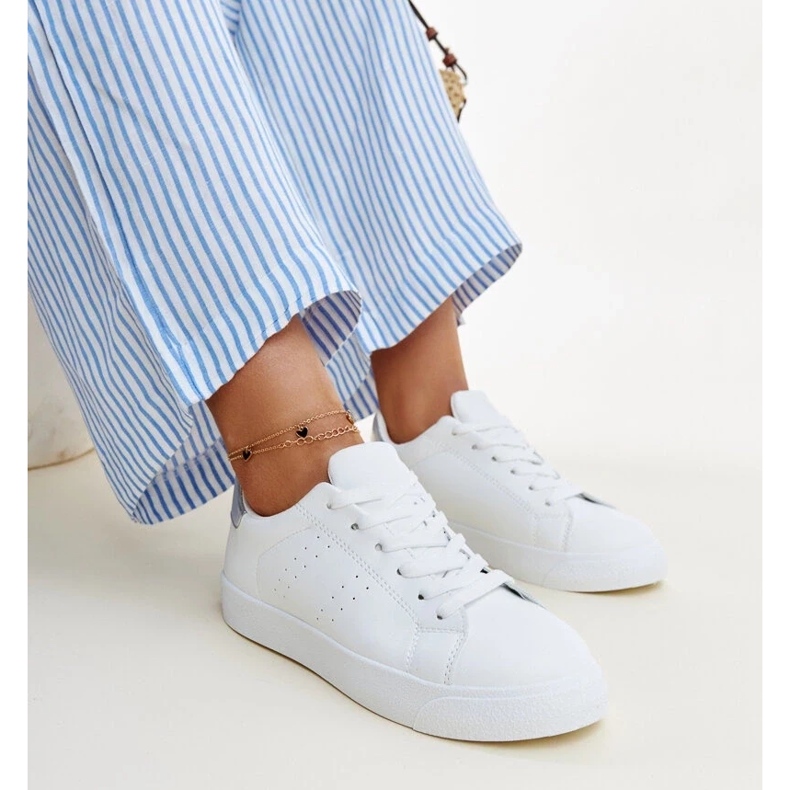 Biało-srebrne sneakersy Akila białe 1