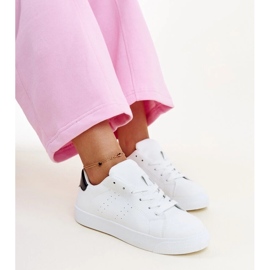 Biało-czarne sneakersy Akila białe 2