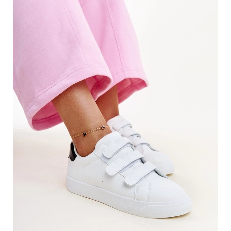Biało-czarne sneakersy na rzepy Samala białe 1