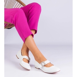 D/CEO Białe balerinki lakierowane zdobione klamrą Furseda 1