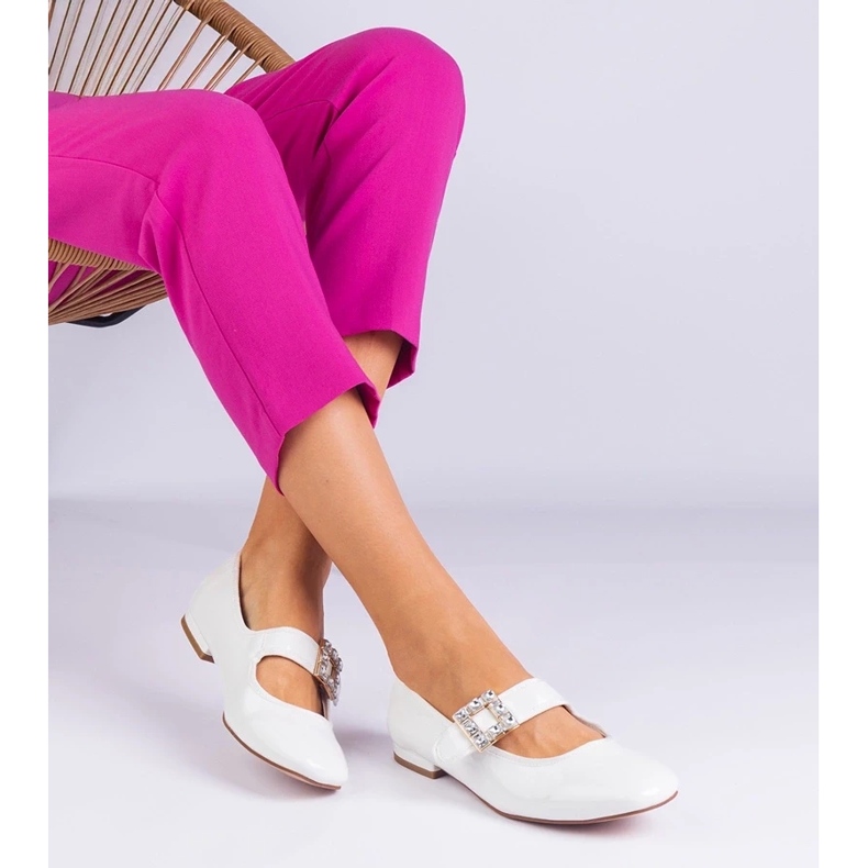 D/CEO Białe balerinki lakierowane zdobione klamrą Furseda 1