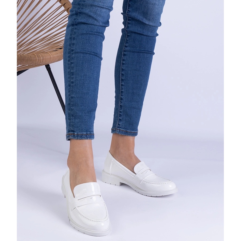Białe półbuty mokasyny damskie lakierowane 1