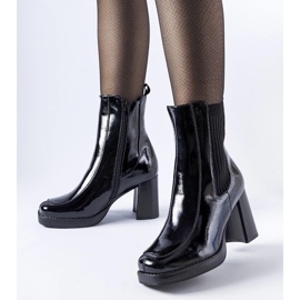 D/CEO Czarne lakierowane botki na słupku Boni 1