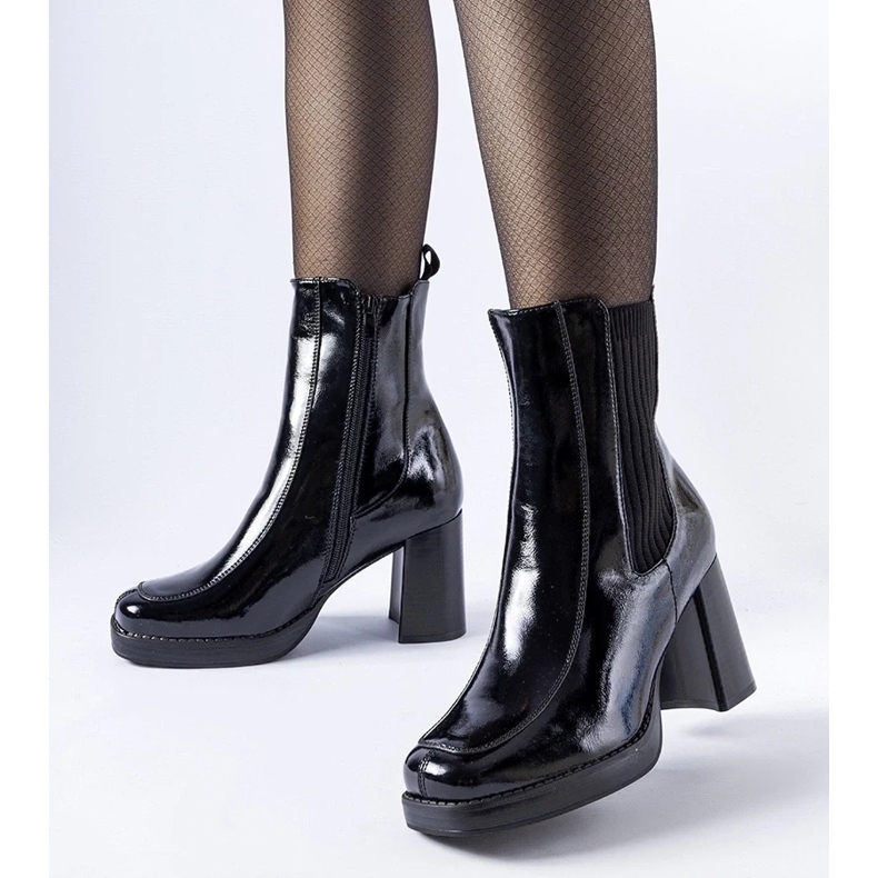 D/CEO Czarne lakierowane botki na słupku Boni 1