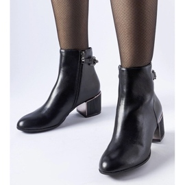 D/CEO Czarne botki zdobione łańcuszkiem Fenughedu 2