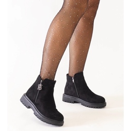 D/CEO Czarne botki z ozdobną zawieszką na platformie eko-zamsz Melane 2