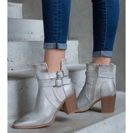 D/CEO Srebrne botki na słupku zdobione wycięciem Driss srebrny 1