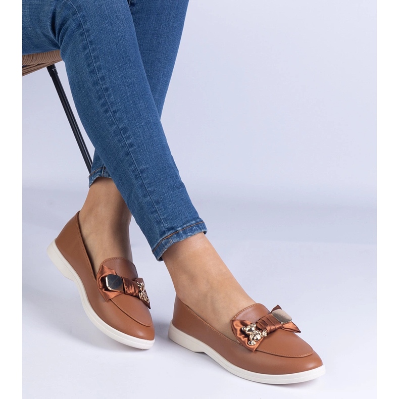 Brązowe mokasyny zdobione kokardką i złotym misiem 1