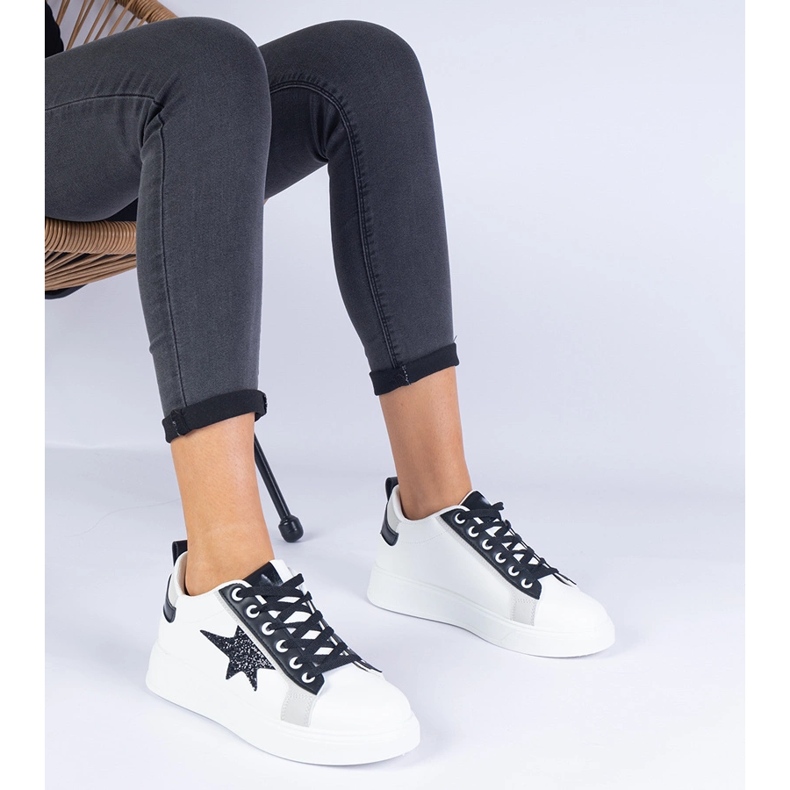 Białe sneakersy zdobione brokatową gwiazdą 1