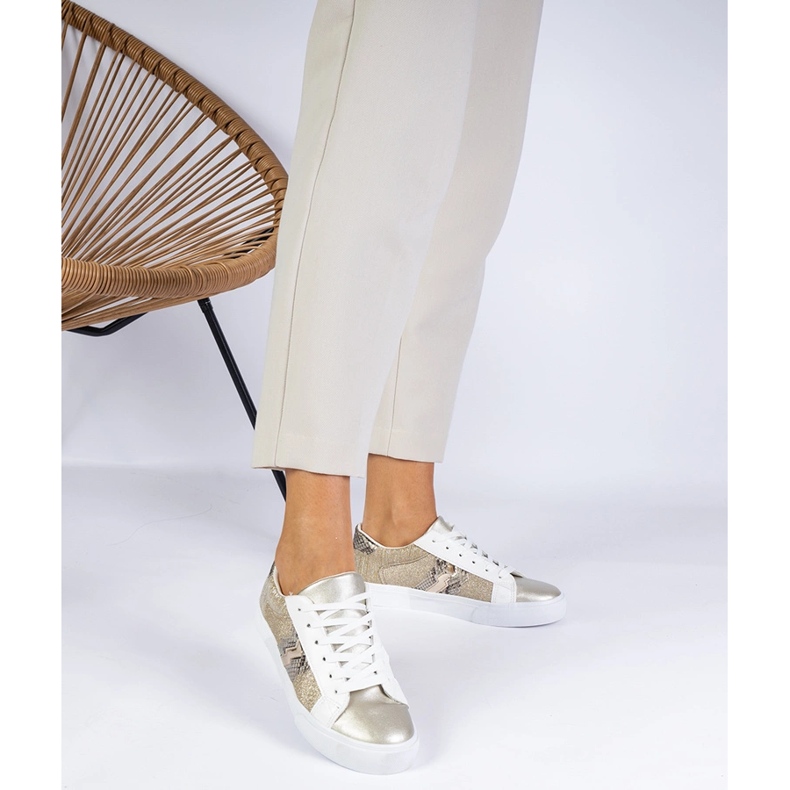 Złote sneakersy ze zwierzęcym motywem zdobione brokatem złoty 1