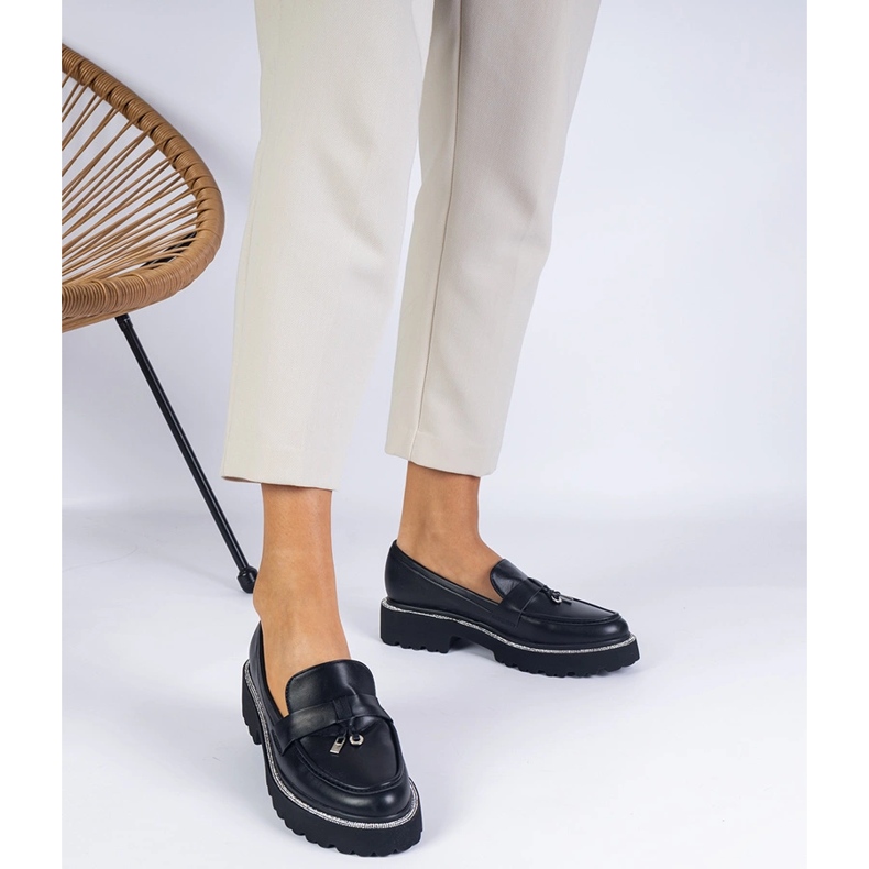 Czarne mokasyny zdobione cyrkoniami 1