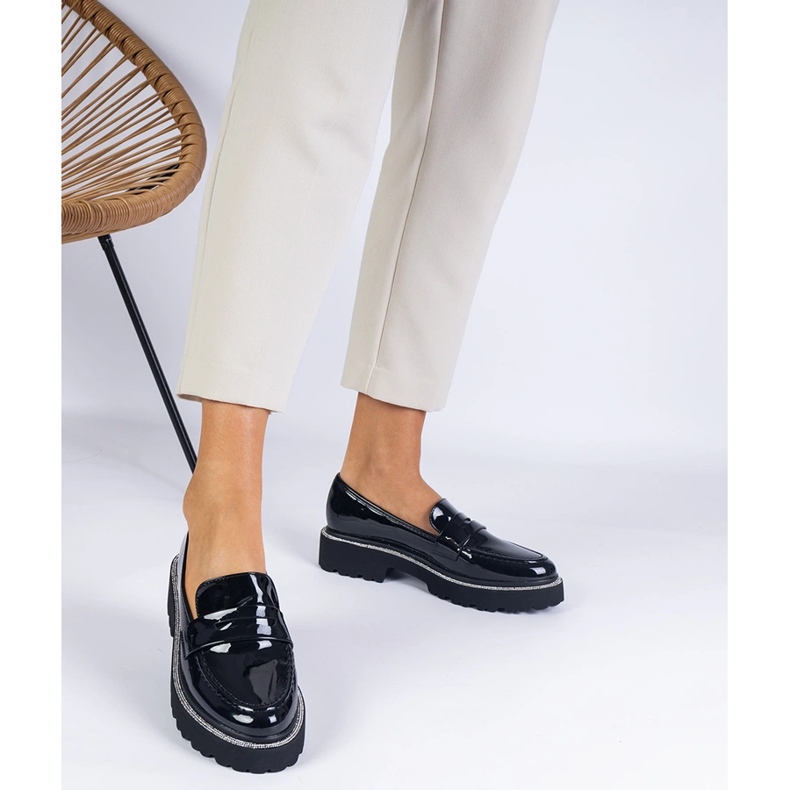 Czarne mokasyny lakierowane zdobione cyrkoniami 1