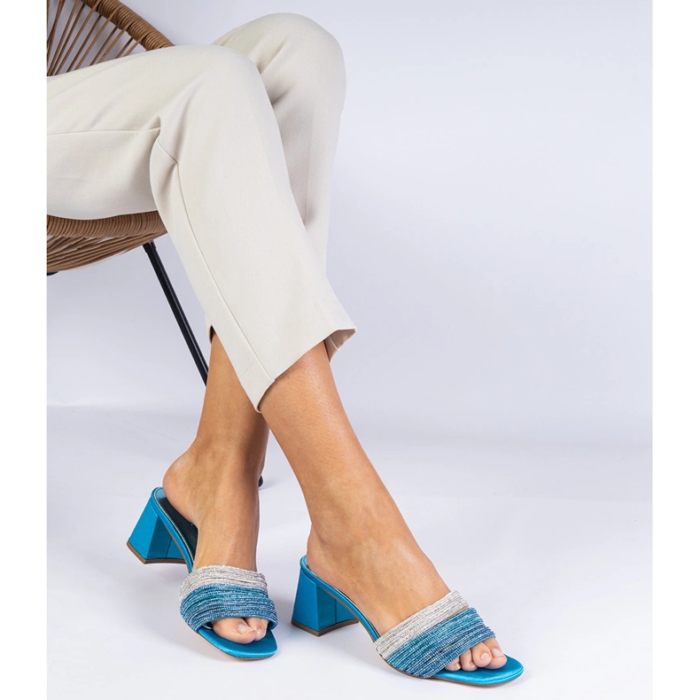 Niebieskie eleganckie klapki na słupku z cyrkoniami 1