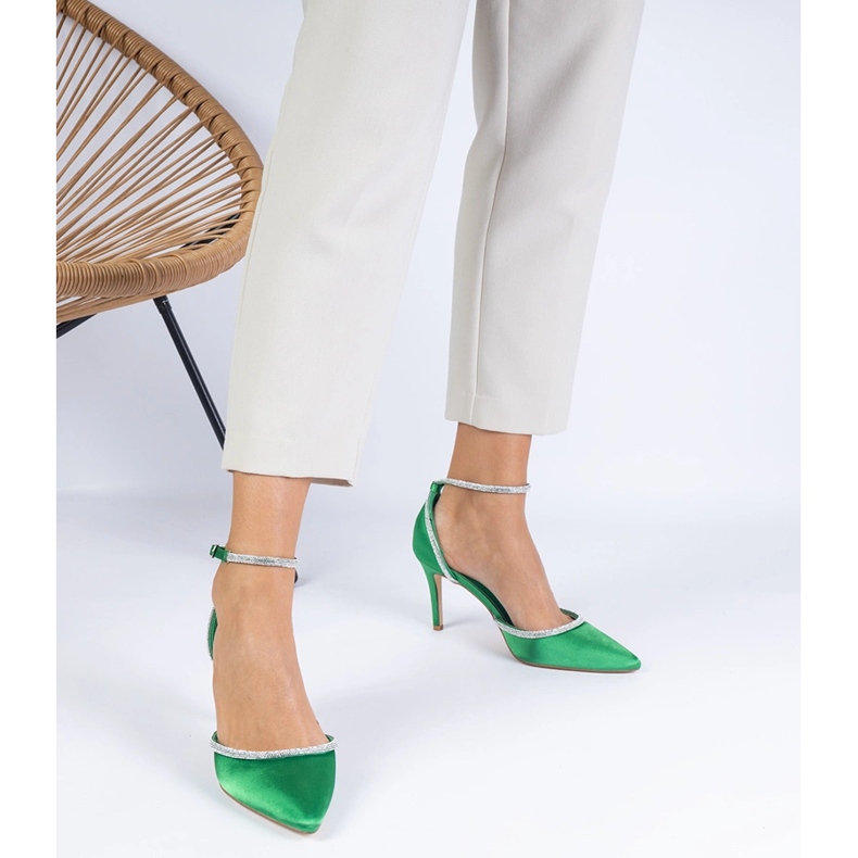 Zielone czółenka satynowe zdobione cyrkoniami 1