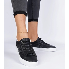 Czarne sneakersy ze zwierzęcym motywem zdobione brokatem 4
