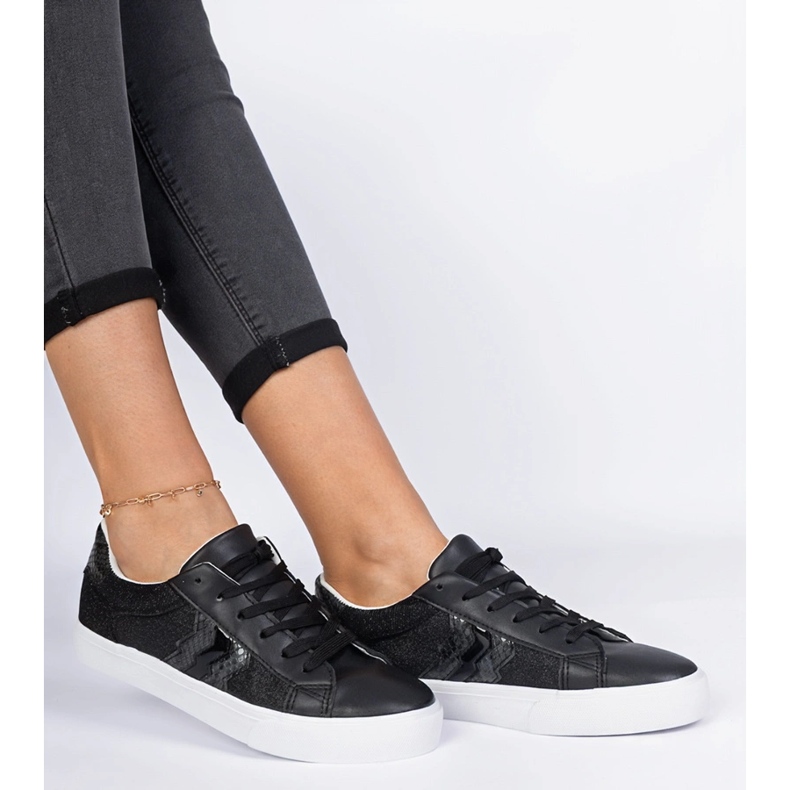 Czarne sneakersy ze zwierzęcym motywem zdobione brokatem 2