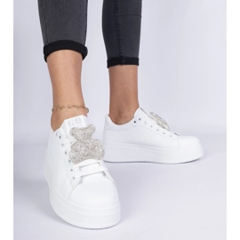 Białe sneakersy damskie zdobione misiem w cyrkonie 1