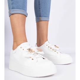 Białe sneakersy zdobione kokardką i złotym misiem 1