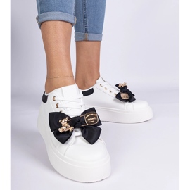 Czarne sneakersy zdobione kokardką i złotym misiem 1
