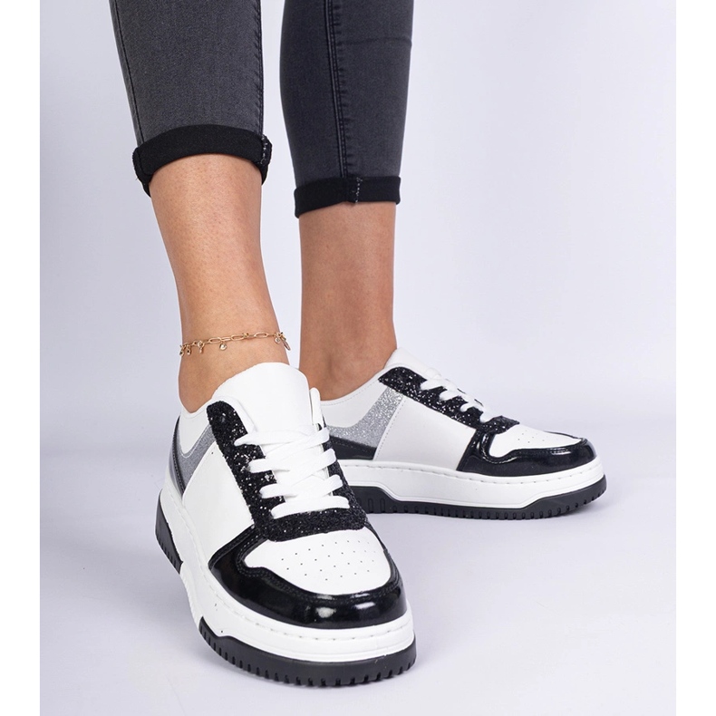 Czarne sneakersy damskie na grubej podeszwie 1