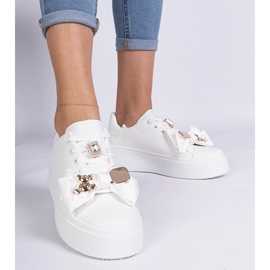 Białe sneakersy damskie zdobione misiem 1