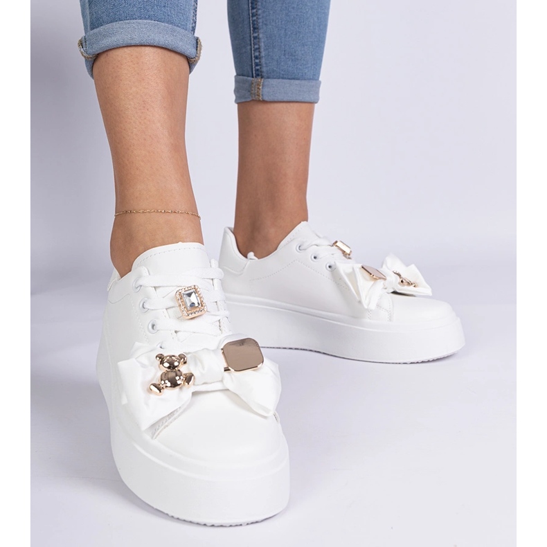 Białe sneakersy damskie zdobione misiem 1