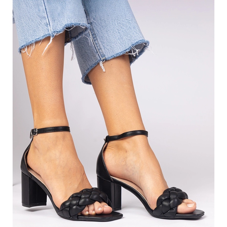 Czarne sandały na słupku zakrytą pietą 1