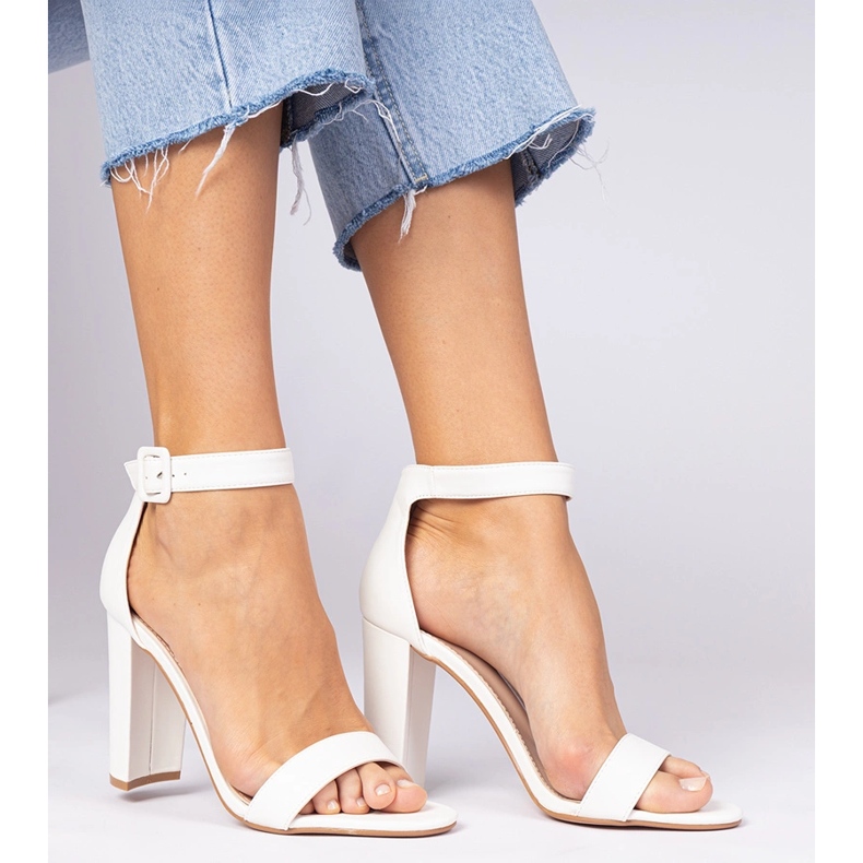 Białe sandały na słupku zapinane na kostce 1