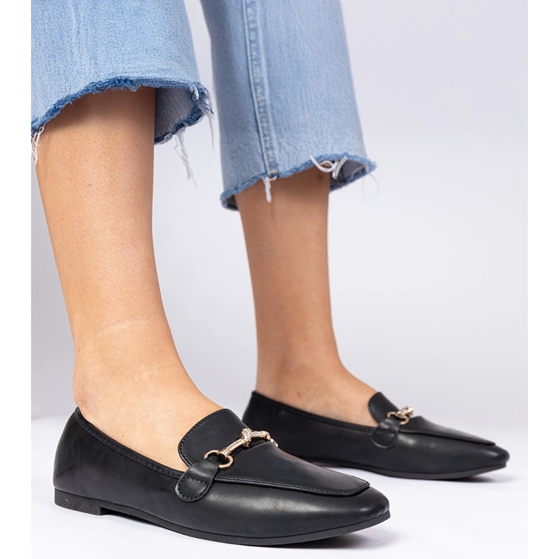 Czarne mokasyny ze złotą ozdobą i cyrkonią 1