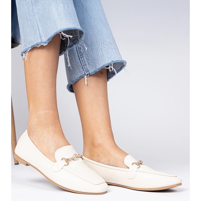 Beżowe eleganckie mokasyny ze złotą ozdobą i cyrkoniami beżowy 2