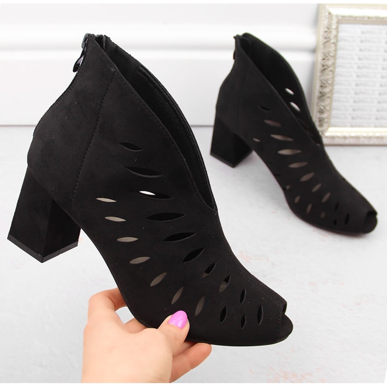 Zamszowe botki damskie ażurowe open toe czarne Potocki LE20318 1