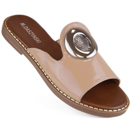 M. DASZYŃSKI Lakierowane klapki damskie z ozdobą beżowe M.Daszyński MR2266-5 beżowy 1