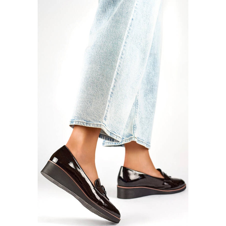 Półbuty damskie lakierowane na koturnie czarne 24-58266B 2