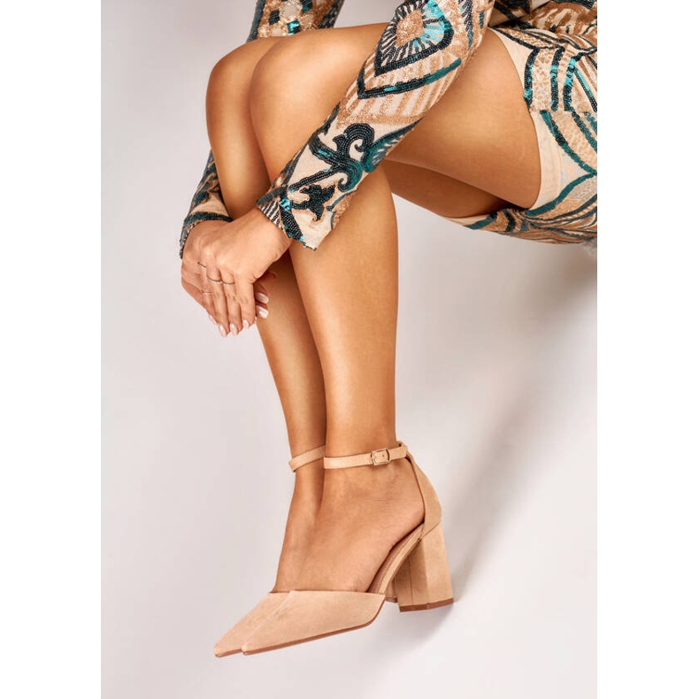 Czółenka na słupku zapinane na kostce zamszowe beżowe QA203BE beżowy 2