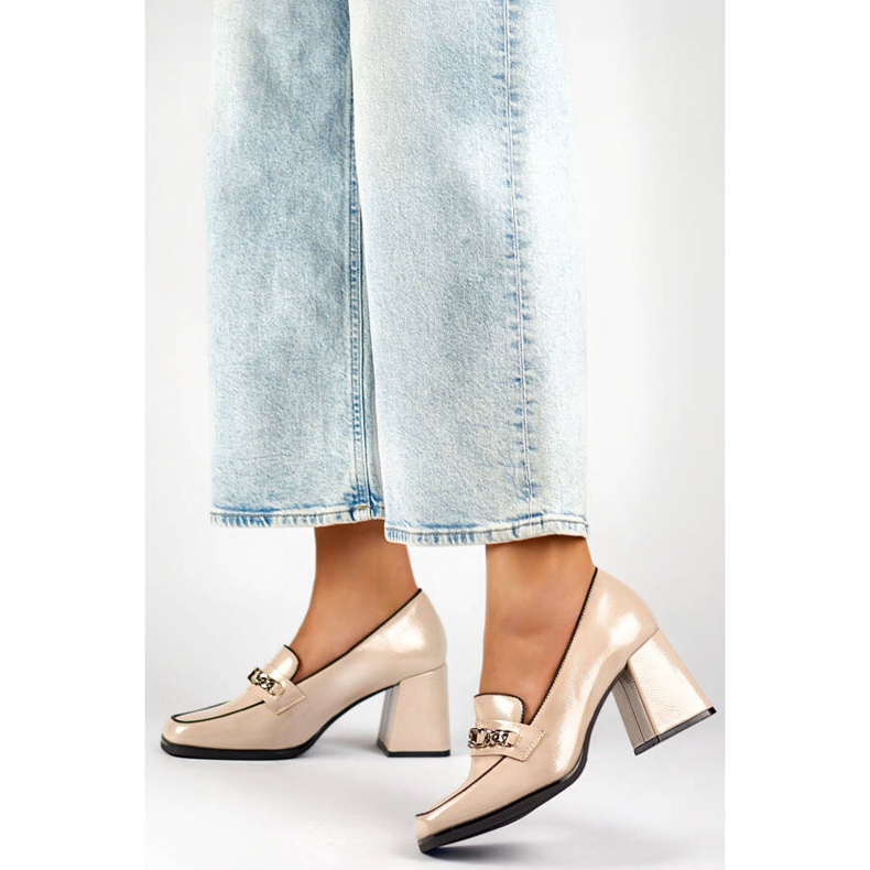 Beżowe eleganckie półbuty lakierowane na wysokim obcasie beżowy 2