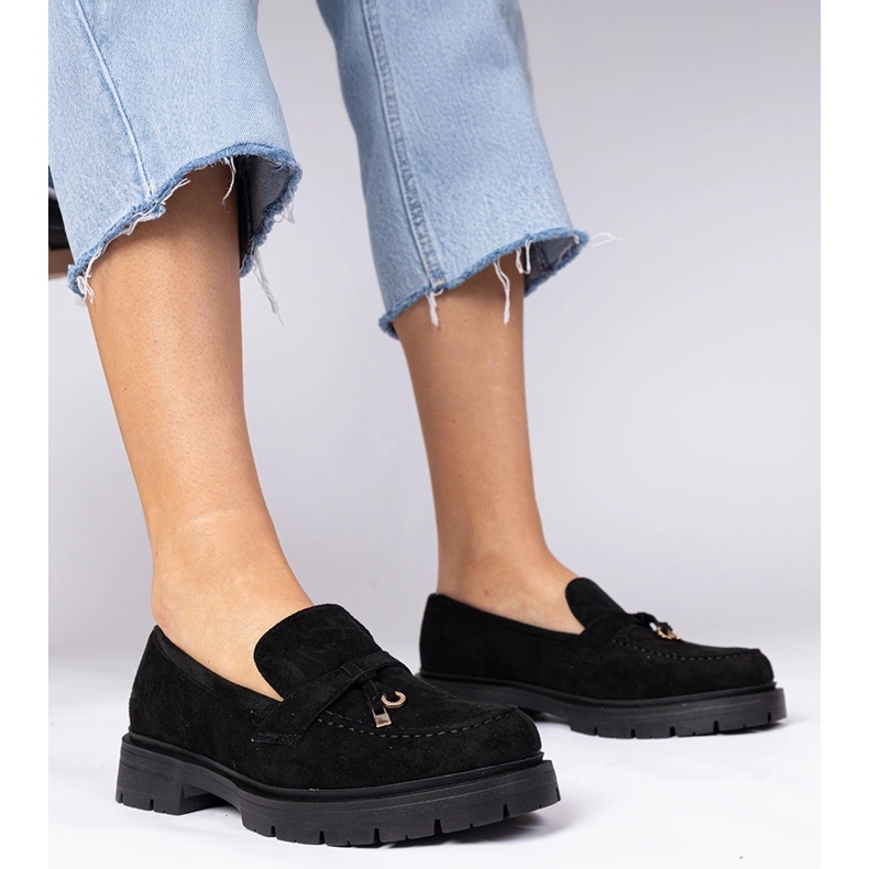 Czarne mokasyny z ekozamszu ze zdobieniem 1