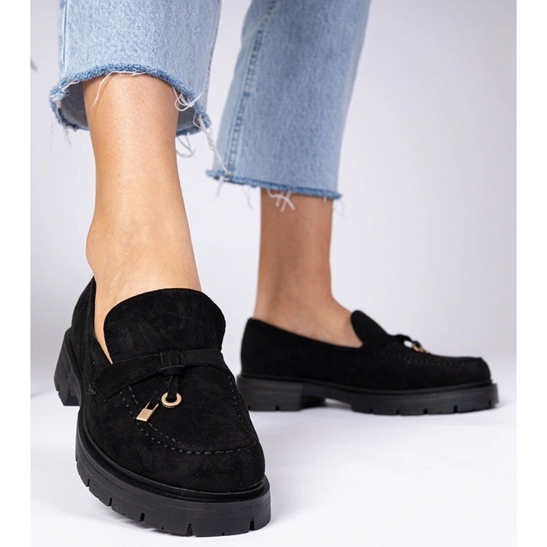 Czarne mokasyny z ekozamszu ze zdobieniem 2