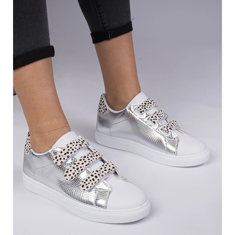 Srebrne sneakersy o zwierzęcym wykończeniu na rzepy srebrny 1