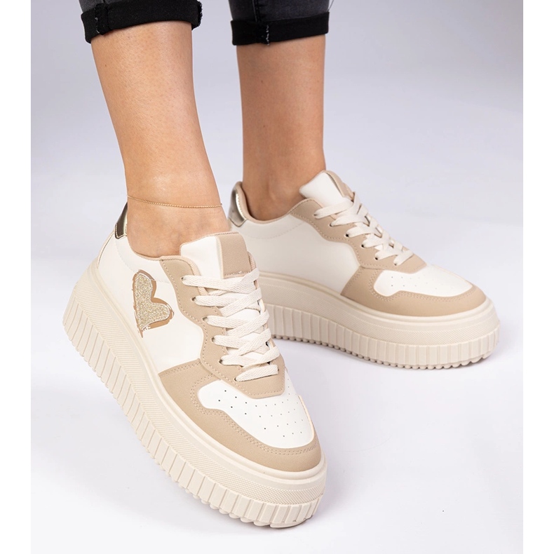 Brązowe sneakersy damskie z brokatowym serduszkiem 2