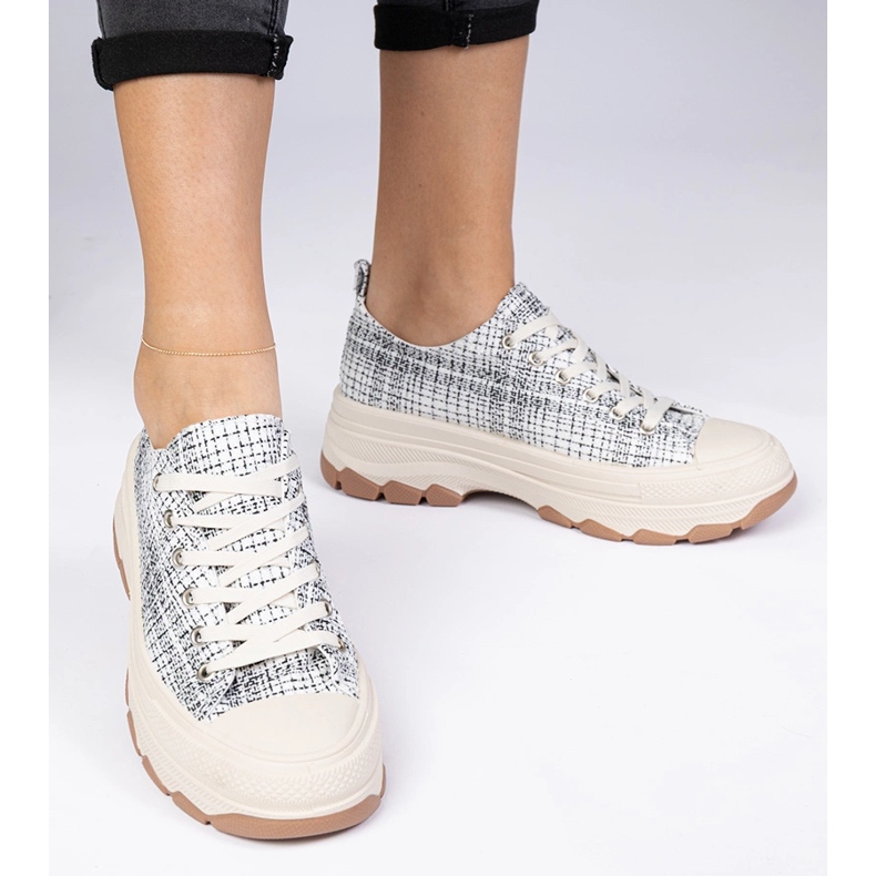 Biało-czarne trampki na grubej podeszwie 2