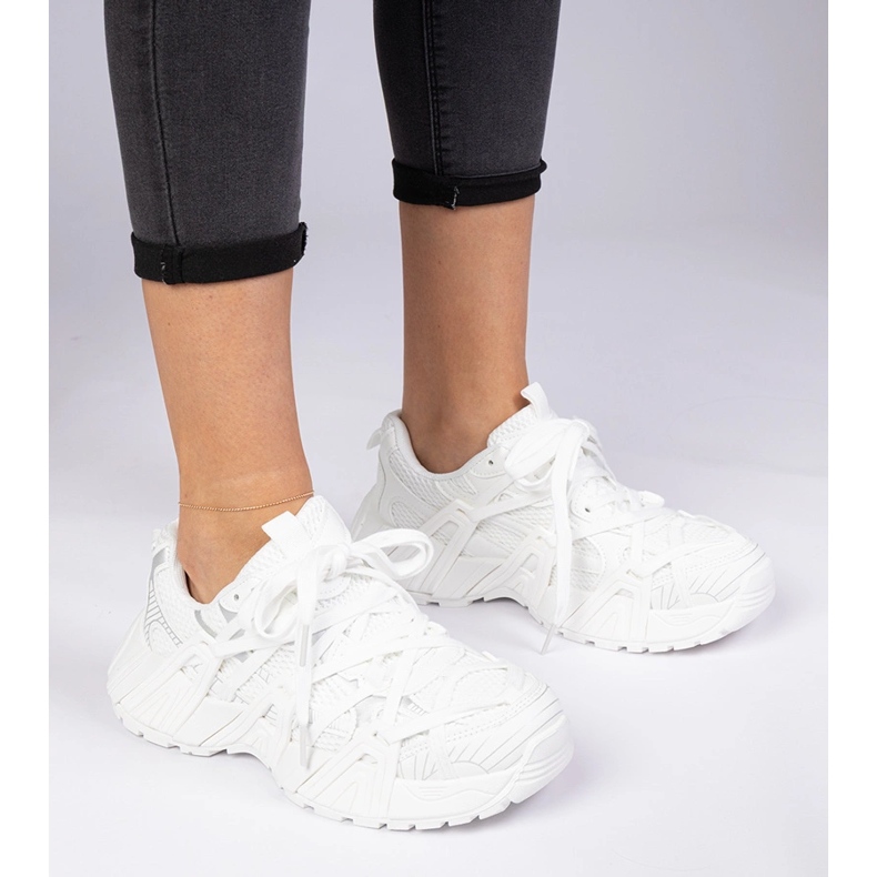 Białe sneakersy na masywnej podeszwie 1