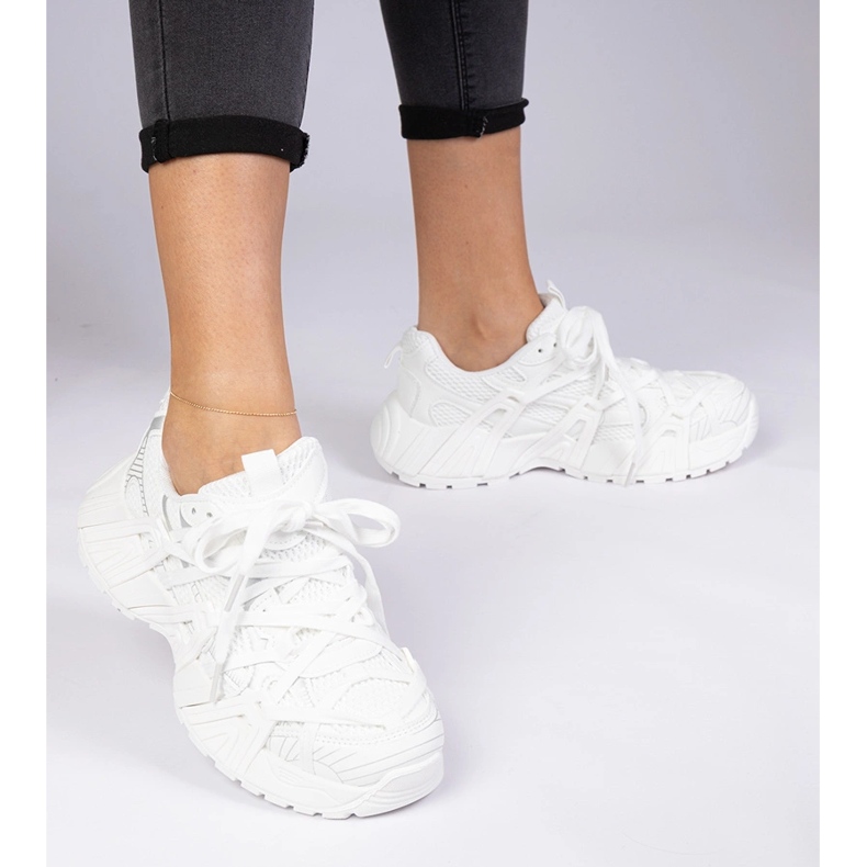 Białe sneakersy na masywnej podeszwie 2