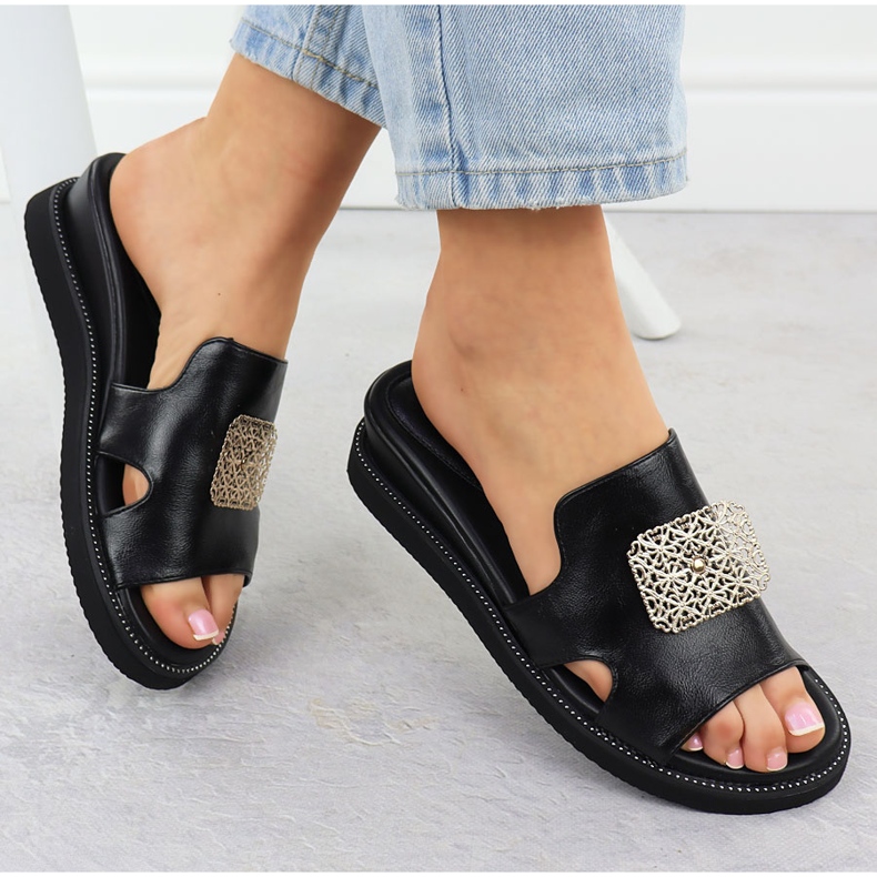 Eko-skórzane klapki na platformie czarne z ozdobą Jezzi 2267 1