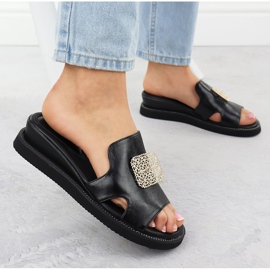 Eko-skórzane klapki na platformie czarne z ozdobą Jezzi 2267 2