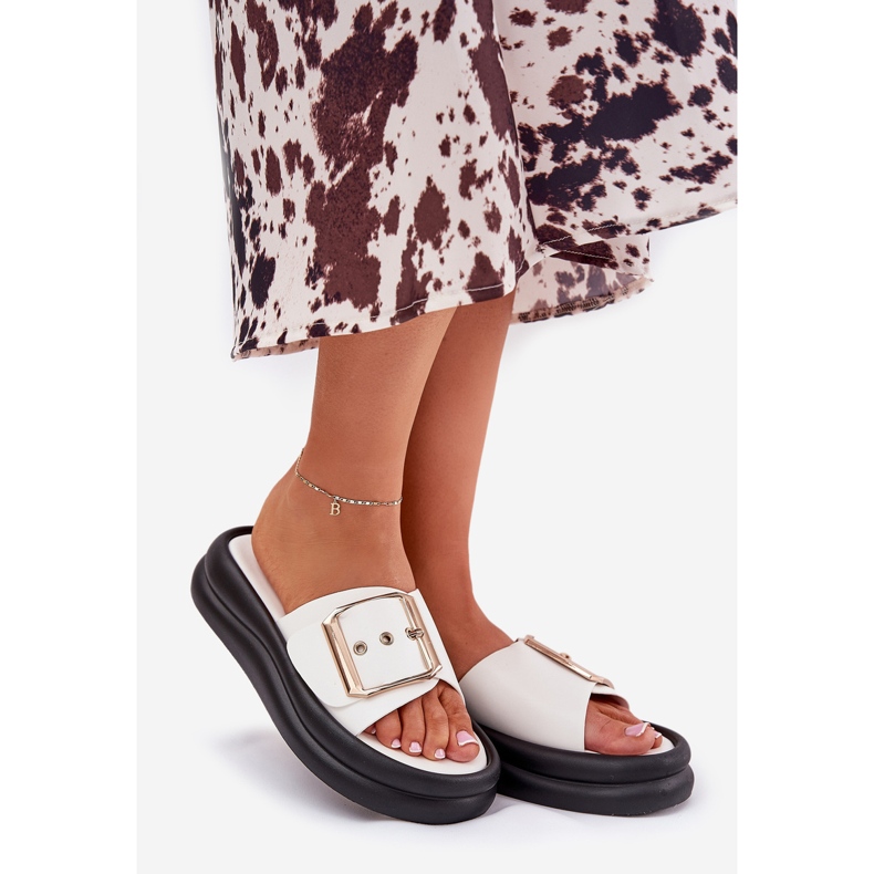 Klapki Damskie Na Masywnej Platformie Z Ozdobną Klamrą Białe 1