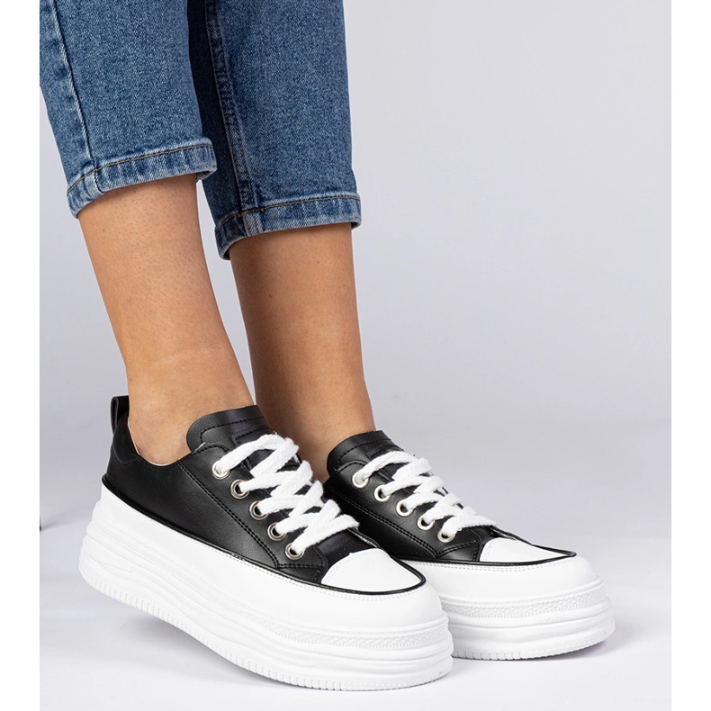 Czarno-białe damskie trampki na wysokiej podeszwie 1