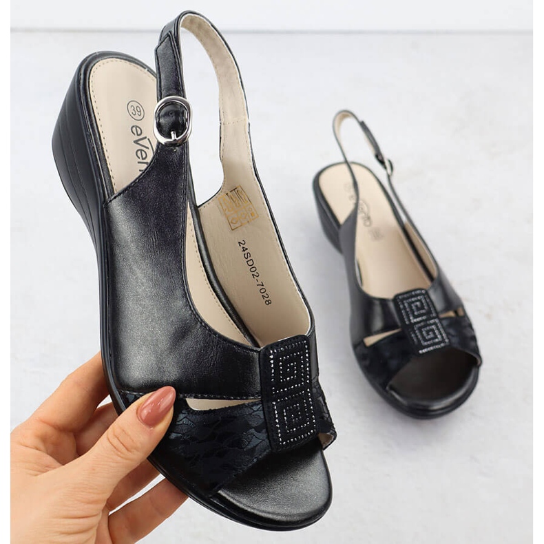 Sandały damskie na koturnie czarne eVento 7028 1