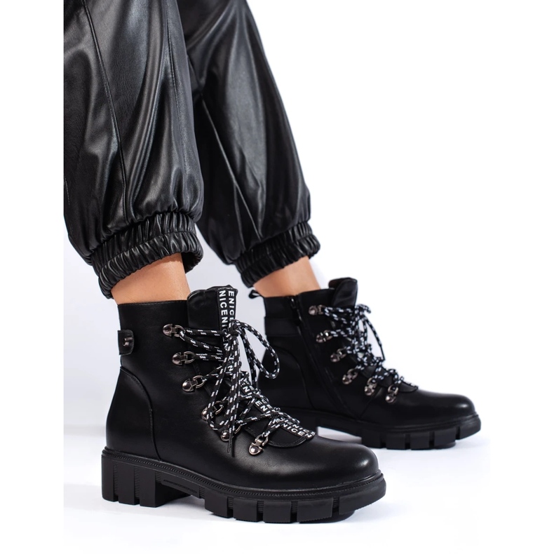 Czarne workery na platformie Vinceza 2