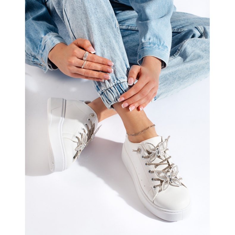 Białe buty sportowe z motylkami 2